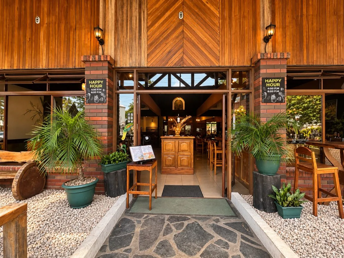 Entrada principal de Don Luis, con puertas de madera abiertas y las pizarras del Happy Hour