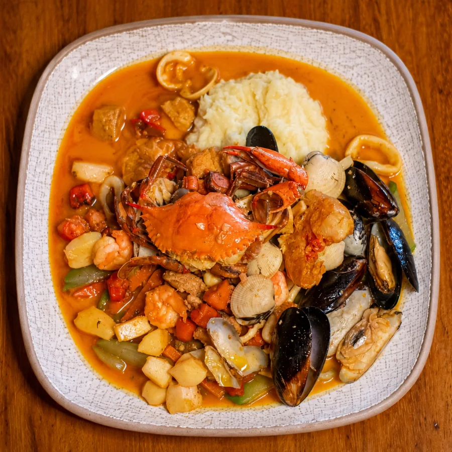Fiesta del Mar vista desde arriba: jaiba, mejillones, almejas, camarones y calamar en salsa